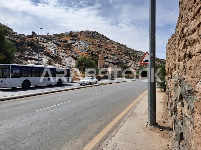 الطرق المعبدة والجدران الحجرية، منارة أسطوانية على الطراز العباسي، الحركة المرورية في الشوارع أمام مسجد المدهون (القنطرة) في حي المثنة في مدينة الطائف، معالم دينية تراثية وسياحية، الطبيعة الجبلية في السعودية