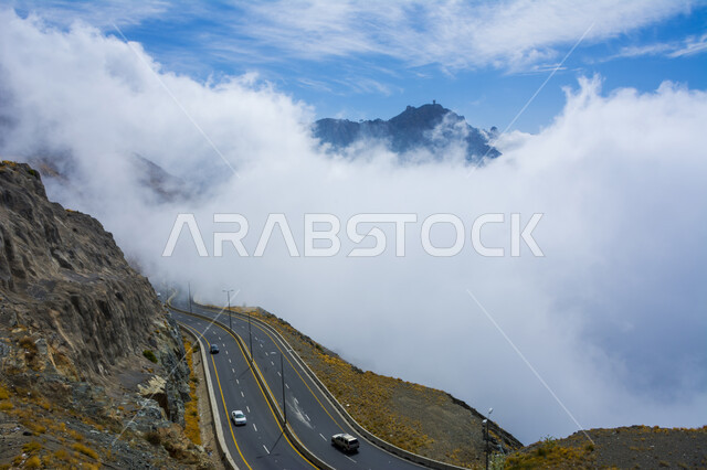 ممرات جبلية ملتوية خطيرة, صورة من الأعلى لجبال مدينة الطائف ، تسهيل حركة النقل و المواصلات في المملكه العربيه السعوديه, موقع لجذب السائحين والزوار, عقبة الهدا في الطائف، منظر السماء والغيوم الكثيفة.