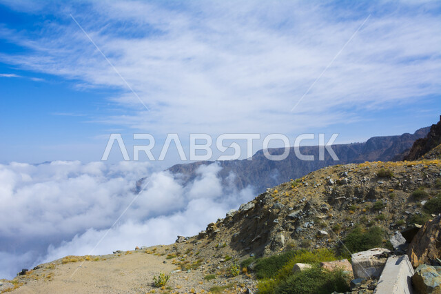 مناظر السماء والغيوم الكثيفة, منحدرات جبلية ملتوية خطيرة, صورة من الأعلى لجبال مدينة الطائف ، الطبيعة الخضراء المتميزة في المملكه العربيه السعوديه, موقع لجذب السائحين والزوار, عقبة الهدا في الطائف.