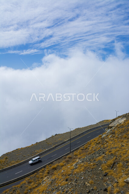 تسهيل حركة النقل و المواصلات في المملكه العربيه السعوديه, ممرات جبلية ملتوية خطيرة,  صورة من الأعلى لجبال مدينة الطائف ، موقع لجذب السائحين والزوار, عقبة الهدا في الطائف، منظر السماء والغيوم الكثيفة.