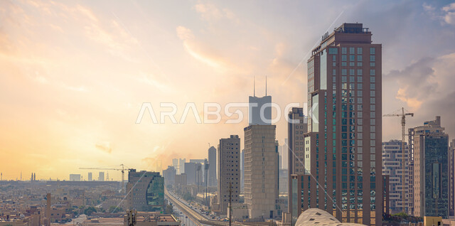 التطور الفني الهندسي والمعماري للمباني والمنشآت الاقتصادية, الأبراج وناطحات السحاب في مدينة الرياض, طريق العليا العام ومسار المترو في وقت النهار, الطرقات المجهزة ووسائل النقل في السعودية, مركز الملك عبدالله المالي كافد, المعالم السياحية المشهورة في العاصمة