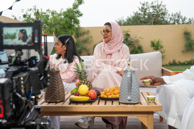 التسامر وتبادل الأحاديث مع الافراد، خلف الكواليس لجلسة تصوير لعائلة عربيه خليجية سعودية تقضي أوقات الفراغ  في أحد الشاليهات، نزهه في الهواء الطلق، لقطه مقربه لكاميرا حديثه متطوره، الاستمتاع في العطلة الصيفيه في إحدى المنتجعات