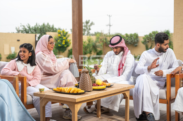 تبادل الاحاديث و النقاشات بين الأفراد، اسرة عربيه خليجيه سعودية تقضي  أوقات ممتعه في أحد الشاليهات، أجواء أسرية مليئة بالود والمحبة، تقديم المشروبات الساخنه، نزهه في الهواء الطلق، جلسات وناسه عائلية،  حسن الضيافة والاستقبال وإكرام الضيوف