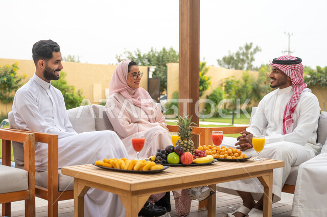 جلسات وناسة فريده ومميزة ،قضاء أوقات ممتعة برفقه الأهل في أوقات الفراغ في إحدى الشاليهات، مفهوم العائله السعوديه المترابطه، أسرة عربيه خليجيه سعودية تقوم بتبادل الاحاديث والدردشات بإيماءات السرور، الترفيه والتسليه في الهواء الطلق، الاعتناء والاهتمام بالأفراد