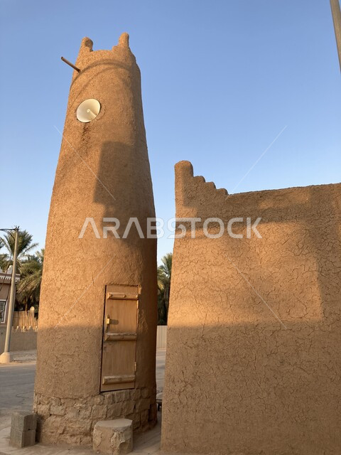 الفن الهندسي المعماري للتصاميم التراثية في السعودية, أماكن تاريخيه دينية مشهورة في منطقة حويلان بالبريده, صورة مقربة لمنارة مسجد طينية مبنية على الطراز التاريخي القديم في مدينة القصيم, الاهتمام بالمعالم الاسلامية لجذب السياح من شتى أنحاء العالم