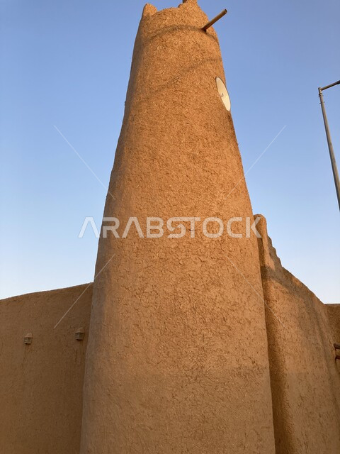 الفن الهندسي المعماري للتصاميم التراثية في السعودية, أماكن تاريخيه دينية مشهورة في منطقة حويلان بالبريده, صورة مقربة لمنارة مسجد طينية مبنية على الطراز التاريخي القديم في مدينة القصيم, الاهتمام بالمعالم الاسلامية لجذب السياح من شتى أنحاء العالم