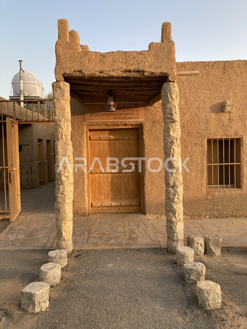  الاهتمام بالمعالم الاسلامية لجذب السياح من شتى أنحاء العالم, التصاميم التراثية في المملكة العربية السعودية, أماكن تاريخيه دينية مشهورة في منطقة حويلان بالبريده, صورة مقربة من الخارج لمسجد طيني مبني على الطراز التاريخي القديم في مدينة القصيم