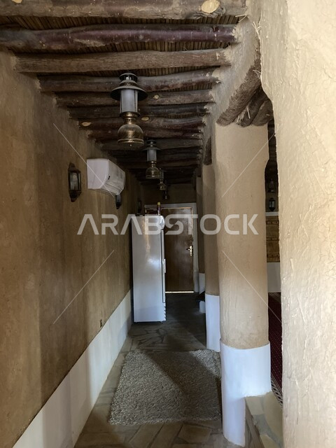 الاهتمام بالمعالم الاسلامية لجذب السياح من شتى أنحاء العالم, أماكن تاريخيه تراثية دينية مشهورة في منطقة حويلان بالبريده, صورة من الداخل لمسجد طيني مبني على الطراز التاريخي القديم في مدينة القصيم,القناديل المعدنية المعلقة على السقوف الخشبية