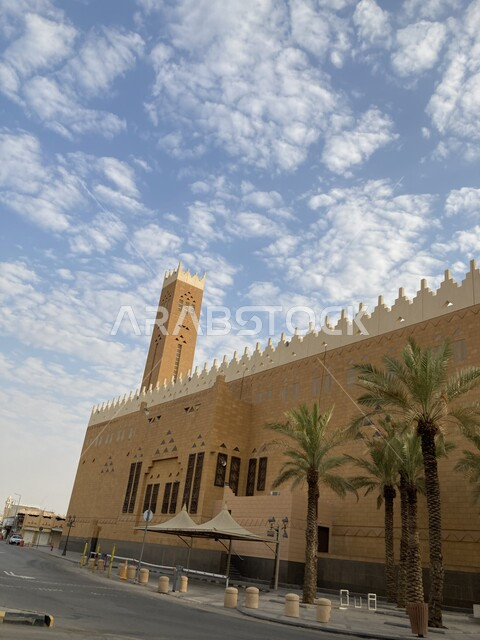 الطراز التاريخي التراثي القديم لبناء الجوامع في السعودية, الفن الهندسي المعماري لمبنى مسجد بريدة الكبير في وسط الديرة بمنطقة القصيم, الطرقات والشوارع المعبدة في الأماكن السياحية, السماء الملبدة بالغيوم القطنية البيضاء في وضح النهار, معالم دينية اسلامية مشهورة