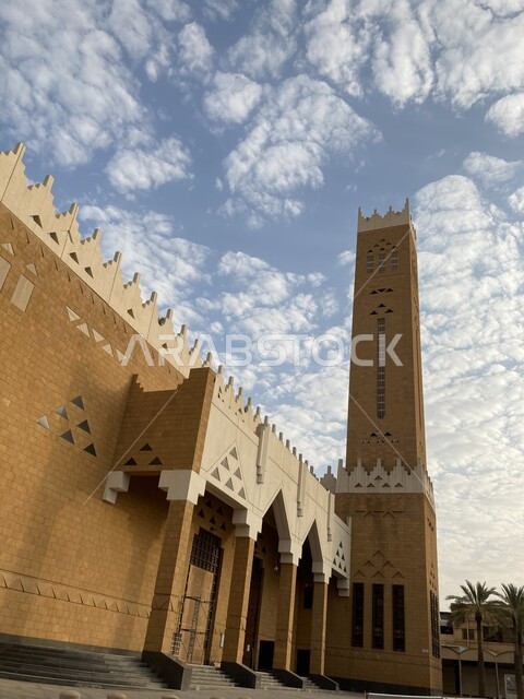 معالم دينية اسلامية مشهورة, الطراز التراثي القديم لبناء الجوامع في السعودية, الفن الهندسي المعماري لمبنى مسجد بريدة الكبير في وسط الديرة بمنطقة القصيم, السماء الملبدة بالغيوم القطنية البيضاء في وضح النهار,