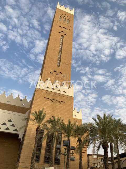 الزخارف والنقوش والفن الهندسي المعماري لبناء المساجد في المملكة العربية السعودية, أشجار النخيل والنباتات الخضراء المزروعة في طرقات مدينة القصيم, مسجد بريدة الطيني الكبير المبني على الطراز التاريخي القديم في وسط الديرة, معالم دينية اسلامية مشهورة