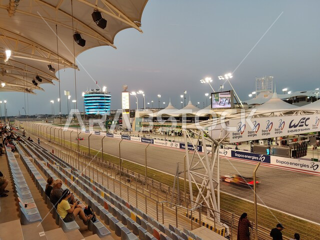 تشجيع المتسابقين والمشاركين للفوز في مسابقة نوفمبر 2023، سائقون عرب على مسار سباق السيارات في الحلبة الدولية في البحرين، منشأة رياضية حديثة ومتطورة في صحراء الصخير، هواية السباق الفورومولا وان، ألعاب وأنشطة التحدي والمنافسة والمغامرة