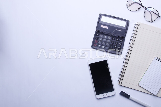 مجموعه من الأجهزه التقنيه الحديثه على طاولة المكتب, تطور التقنيه والتكنولوجيا, استخدام الأجهزة الذكية والمتطورة لإنجاز مهام العمل, شركات ومكاتب في المملكة العربية السعودية, أعمال حره مكتبيه, أدوات وأغراض شخصية. 