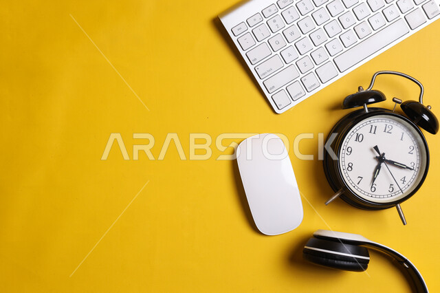 لوحة المفاتيح وسماعات الرأس على طاولة المكتب الصفراء , تطور التقنيه والتكنولوجيا, استخدام الأجهزة التقنية الذكية والمتطورة للدراسة وحضور المحاضرات اونلاين, شركات ومكاتب في المملكة العربية السعودية, أعمال حره مكتبيه, أدوات وأغراض شخصية.