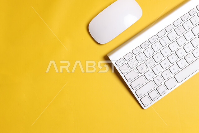 لوحة مفاتيح على طاولة المكتب الصفراء, مفهوم التعليم عن بعد باستخدام التقنيه والتكنولوجيا, استخدام الأجهزة التقنية الذكية والمتطورة للدراسة وحضور المحاضرات اونلاين, شركات ومكاتب في المملكة العربية السعودية, أعمال حره مكتبيه, أدوات وأغراض شخصية.