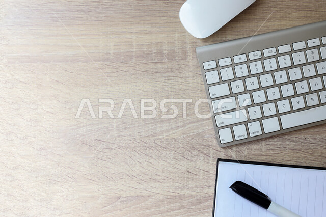 مجموعة من الأجهزه التقنيه الحديثه على طاولة المكتب الخشبية, مفهوم التعليم عن بعد باستخدام التكنولوجيا, استخدام الأجهزة الذكية والمتطورة للدراسة وحضور المحاضرات اونلاين, شركات ومكاتب في المملكة العربية السعودية, أعمال حره مكتبيه, أدوات وأغراض شخصية.