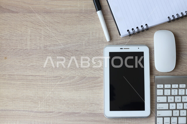 مجموعة من الأجهزه التقنيه الحديثه على طاولة المكتب الخشبية, مفهوم التعليم عن بعد باستخدام التكنولوجيا, استخدام الأجهزة الذكية والمتطورة للدراسة وحضور المحاضرات اونلاين, شركات ومكاتب في المملكة العربية السعودية, أعمال حره مكتبيه, أدوات وأغراض شخصية.
