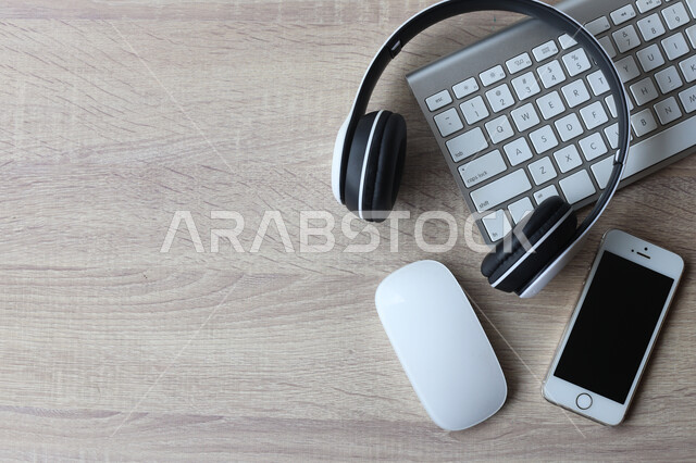 مجموعة من الأجهزه التقنيه الحديثه على طاولة المكتب الخشبية, مفهوم التعليم عن بعد باستخدام التكنولوجيا, استخدام الأجهزة الذكية والمتطورة للدراسة وحضور المحاضرات اونلاين, شركات ومكاتب في المملكة العربية السعودية, أعمال حره مكتبيه, أدوات وأغراض شخصية.