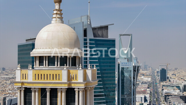 النمو والتطور العمراني، صورة مقربة لبرج الأميرة في مدينة الرياض، الفن الهندسي المعماري للأبراج وناطحات السحاب, موقع لجذب واستقطاب السائحين في المملكه العربيه السعودية، معالم سياحية وحضارية مشهورة، برج المملكة المتميز .