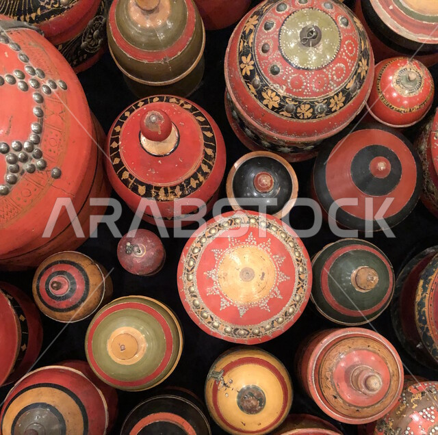 حقق من الخشب تستخدم قديما لحفظ ادوات الزينه، مجموعة من العلب الخشببية الملونة لوضع المشاط و الفروك، الحلي التقليدية  والتراثية، منتجات شعبية وطنية سعودية، الحلي والإكسسوارات لزينة النساء قديما في نجد .
