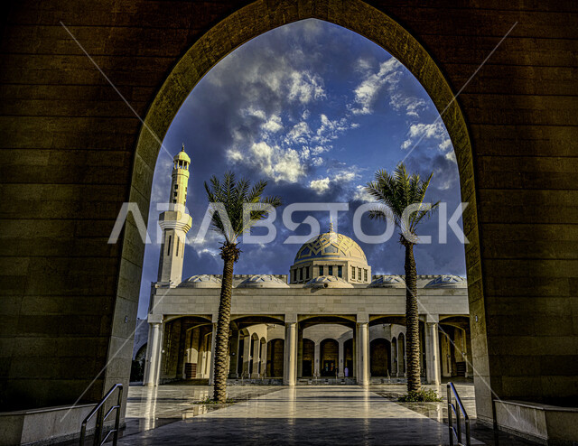 التصاميم الهندسيه المعماريه من الطراز الإسلامي العريق، مسجد الملك عبدالله الكبير في طريق الملك عبدالعزيز بمكة المكرمة في وضح النهار، معالم وأماكن إسلامية دينيه مقدسة في المملكة العربية السعودية، العبادة والتقرب إلى الله تعالى.