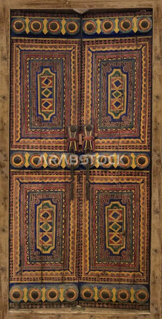 العراقة والأصالة والتمسك بالتراث، صورة مقربة لمصراع نجدي قديم جداً مصنوع من خشب الأثل، الزخارف والرسومات الهندسية، القوة والمقاومة للظروف المناخية، النافذة الرسمية للقهوة، الرقي بالعادات والتقاليد، معالم أثرية سياحية في المملكة العربية السعودية.