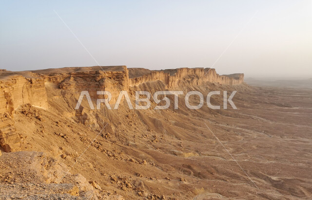 مناظر طبيعية جبلية، صورة مقربة لسلسلة جبال طويق في الرياض, حافة نهاية العالم, مطل الجراند كانيون, مناطق لجذب واستقطاب السائحين, معالم وأماكن أثرية متميزة، السياحه في المملكه العربيه السعوديه .