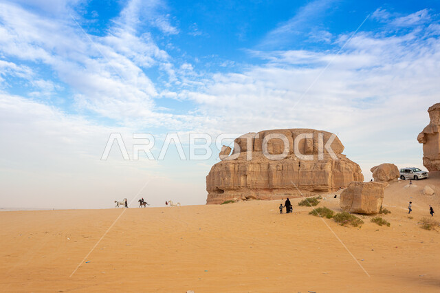 التجول والاستمتاع بالمناظر الطبيعية الجبلية، فعاليات سياحية ترفيهية, معالم وأماكن أثرية متميزة في المنطقة الشرقية، مجموعة من الأشخاص في رحلة عند جبال الأربع في محافظة الإحساء, مناطق لجذب واستقطاب السائحين, السياحه في المملكه العربيه السعوديه .