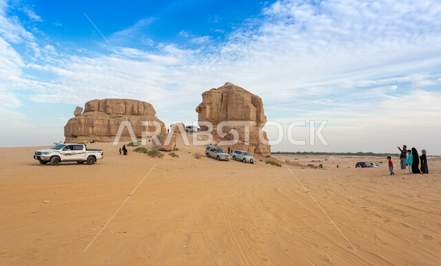 أماكن ومعالم أثرية متميزة في المنطقة الشرقية، التجول والاستمتاع بالمناظر الطبيعية الجبلية، فعاليات سياحية ترفيهية, مجموعة من الأشخاص في رحلة عند جبال الأربع في محافظة الإحساء, مناطق لجذب واستقطاب السائحين, السياحه في المملكه العربيه السعوديه .