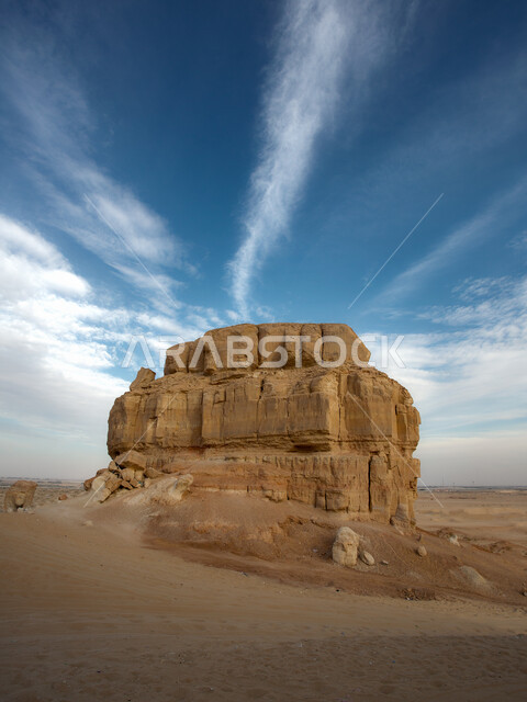 مناطق تراثية مشهورة، المعالم والأماكن الأثرية المتميزة في المنطقة الشرقية، صورة مقربة للغيوم في السماء وجبال الأربع في محافظة الإحساء, فعاليات سياحية ترفيهية, مناطق لجذب واستقطاب السائحين, السياحه في المملكه العربيه السعوديه .