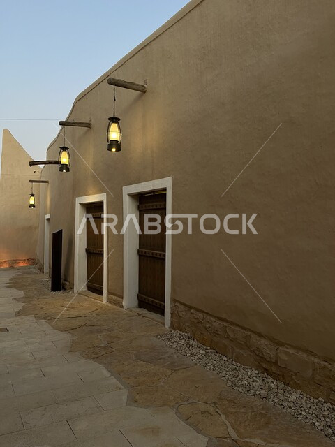 أماكن تراثية لجذب السياح الى السعودية، الفن الهندسي المعماري القديم لأسوار الدرعية في مدينة الرياض في المملكة العربية السعودية، صورة من الداخل للمباني الأثرية والبيوت الطينية في حي الطريف، معالم أثرية تاريخية شعبية قديمة