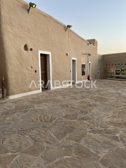 معالم أثرية تاريخية شعبية قديمة، أماكن تراثية لجذب السياح الى السعودية، الفن الهندسي المعماري القديم لأسوار الدرعية في مدينة الرياض في المملكة العربية السعودية، صورة من الداخل للمباني الأثرية والبيوت الطينية في حي الطريف