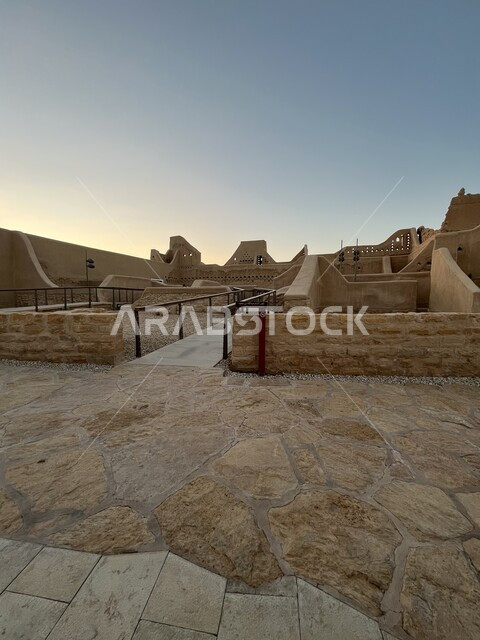 معالم أثرية تاريخية قديمة، المباني والبيوت الأثرية الطينية في الدرعية بمدينة الرياض، الفن الهندسي المعماري القديم لأسوار قصر سلوى في البجيري في حي الطريف، تأسيس الدولة السعودية الأولى 1727م، أماكن السياحة التراثية في السعودية