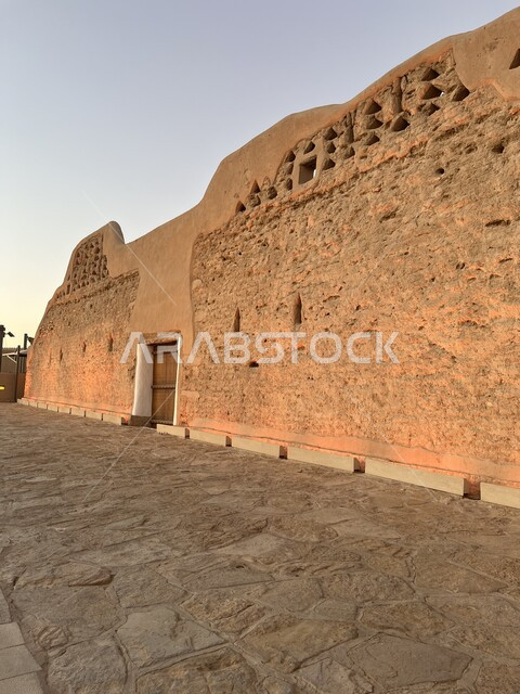 معالم أثرية تاريخية شعبية قديمة، المباني الأثرية والبيوت الطينية في حي الطريف، أماكن تراثية لجذب السياح الى السعودية، الفن الهندسي المعماري القديم لأسوار الدرعية في مدينة الرياض في المملكة العربية السعودية