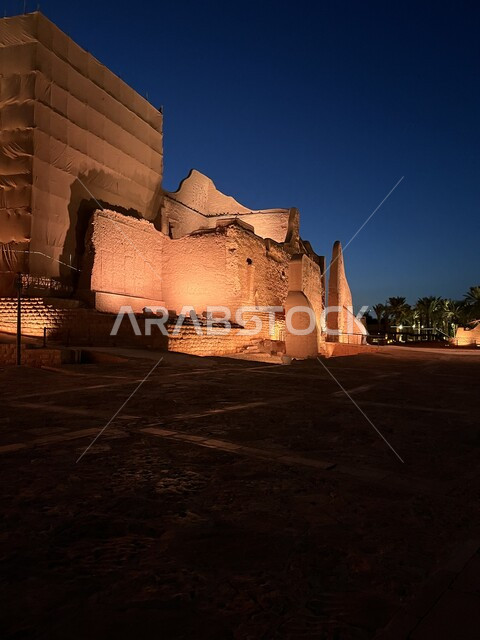 أسوار الدرعية القديمة  في مدينة الرياض بالمملكة العربية السعودية، حي الطريف التاريخي المضاء في وقت الليل، مركز ومعلم ثقافي سياحي تاريخي سعودي مشهور، فن العمارة الهندسيه التقليديه من الطوب الطيني, القرية التراثية والمباني الاثرية في الدرعيه