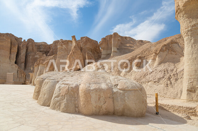 سلاسل جبلية متميزة في المملكة، أبرز المعالم السياحية المشهورة، الأماكن الجبلية التراثية، جبال القارة في مدينة الإحساء، صورة مقربة للتكوينات الصخرية في القمم والمرتفعات السعودية، مناطق لجذب واستقطاب السياح من الخارج .