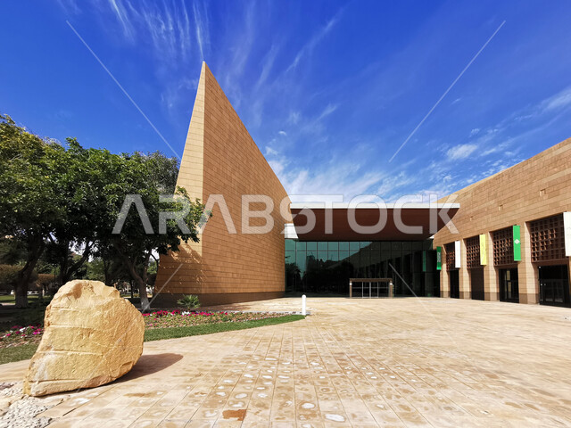 الاحترازات الوقائيه و الإلتزام بالإجراءات القانونيه، الحيطة والحذر لمنع انتقال المرض، صورة مقربة لواجهة المتحف الوطني السعودي في فترة حظر التجول اثناء انتشار وباء كورونا, مركز الملك عبد العزيز في الرياض، فرض حظر التجوال في الشوارع . 