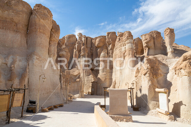 السلاسل الجبلية المتميزة في المملكة، التكوينات الصخرية في القمم والمرتفعات السعودية، متحف القارة في مدينة الإحساء، أبرز المعالم السياحية المشهورة، صورة مقربة للأماكن الجبلية التراثية، مناطق لجذب واستقطاب السياح من الخارج .