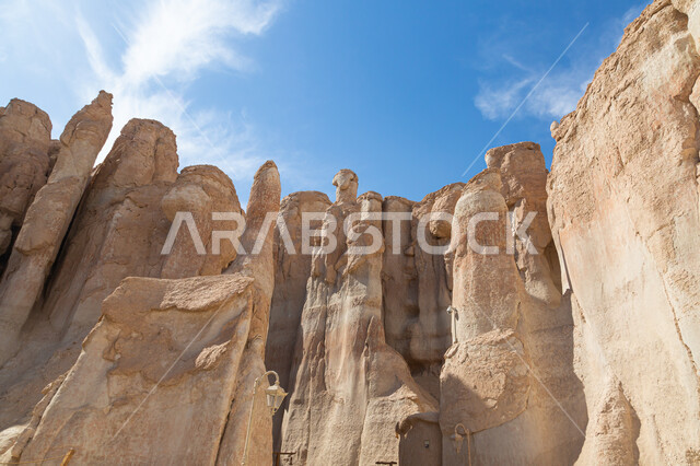 التكوينات الصخرية في القمم والمرتفعات السعودية، جبال القارة في مدينة الإحساء، أبرز المعالم السياحية المشهورة، سلاسل جبلية متميزة في المملكة، صورة مقربة للأماكن الجبلية التراثية، مناطق لجذب واستقطاب السياح من الخارج .