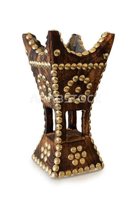 تصاميم وحضارات تراثية قديمة، استخدام المنتجات العطرية المحلية، صورة مقربة لمبخرة خشبية تقليدية، زخارف وفنون حامل البخور العربي السعودي، عادات وتقاليد موروثة، الأواني المنزلية الشعبية، خلفية بيضاء .