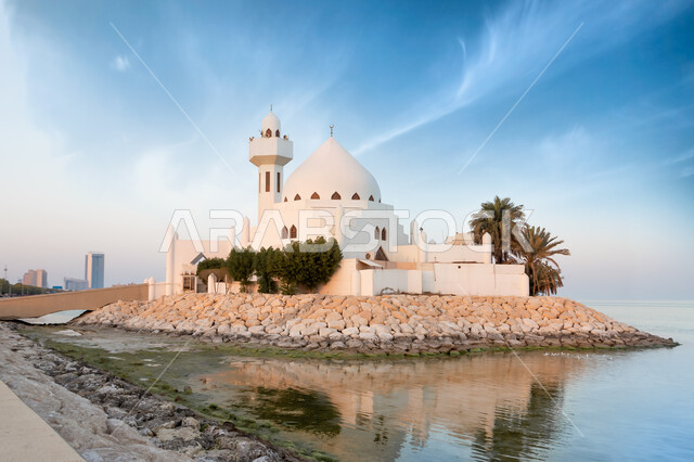 الفن الهندسي المعماري الإسلامي، صورة مقربة لمسجد الشيخ سالم بن لادن في مدينة جدة، مدن ومعالم أثرية في المملكة العربية السعودية، اطلالة متميزة للجامع على ساحل كورنيش الخبر، العبادة والتقرب إلى الله، أماكن جذب واستقطاب السائحين.