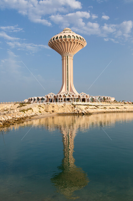الابراج وناطحات السحاب، صورة مقربة لبرج المياه على كورنيش الخبر في الدمام، الفن الهندسي المعماري المتميز في المملكة العربية السعودية، اماكن ومعالم سياحية المشهورة، مناطق لجذب واستقطاب السائحين من الخارج .