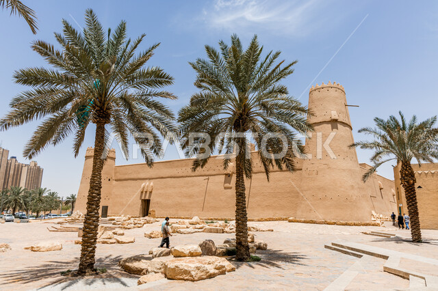 الاهتمام بالتشجير والنباتات الخضراء في الاماكن الاثرية السياحية في المملكة العربية السعودية، معالم الرياض التراثية، متحف قصر المصمك التاريخي في مدينة الرياض في وضح النهار، فن الهندسة المعمارية والمباني الطينية القديمة