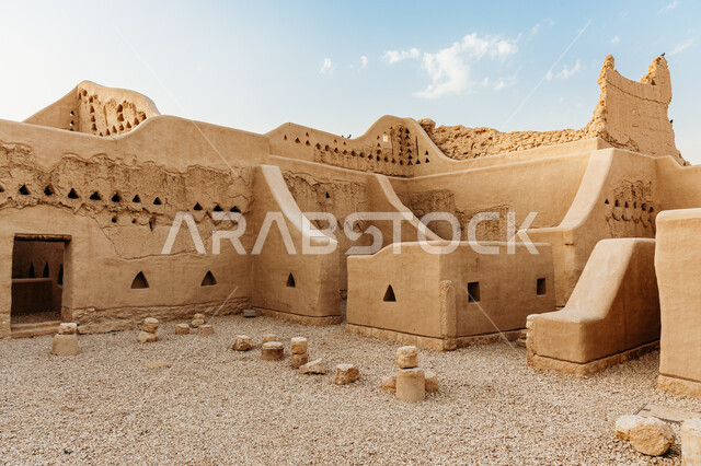 معالم أثرية تاريخية قديمة، المباني والبيوت الأثرية الطينية في الدرعية القديمة بمدينة الرياض، الفن الهندسي المعماري القديم لأسوار قصر الامام عبدالله بن سعود في البجيري، أماكن السياحة التراثية في المملكة العربية السعودية