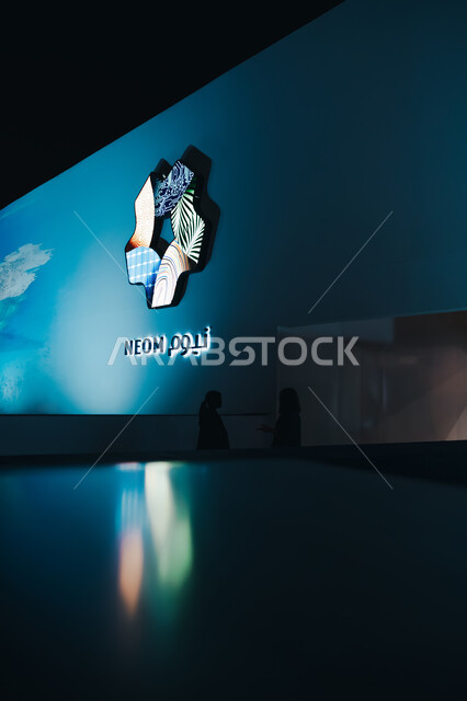 شعار نيوم على جدار كبير في معرض "ذا لاين" في الرياض، الاستدامة والتخطيط المعماري لقطاع العقارات، الابتكارات المستقبلية في البنية التحتية للمدن الذكية، رؤية سعودية مستقبلية 2030، بناء مستقبل حضاري متطور في المملكة، التصاميم والديكورات الداخلية في اقسام المعرض