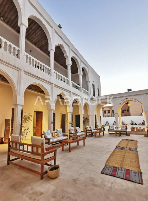 مقصد تراثي لجذب السياح الى السعودية، فن العمارة العربي والطراز الاسلامي, الساحة الداخلية للمدرسة الاميرية في الهفوف بمدينة الاحساء، معالم اثريه تاريخية في المملكة العربية السعودية