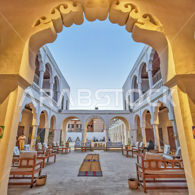 فن العمارة العربي والطراز الاسلامي, الساحة الداخلية للمدرسة الاميرية في الهفوف بمدينة الاحساء، معالم اثريه تاريخية في المملكة العربية السعودية، مقصد تراثي لجذب السياح