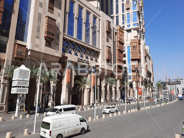 حركة مرور السيارات في الطرق والشوارع المؤدية للحرم المكي الشريف، فنادق ومنتجعات كونراد الفاخرة المجاورة للمسجد الحرام بالسعودية، سوق الخليل في مجمع جبل عمر في شارع إبراهيم الخليل في مكة المكرمة، الفن الهندسي المعماري للأبراج والمباني السياحية