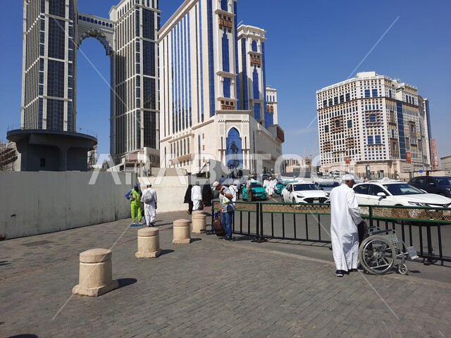  محطة مركبات لنقل الحجاج والمعتمرين إلى المسجد الحرام أمام برجي جبل عمر في مكة المكرمة، الفن الهندسي المعماري المتطور للأبراج والمباني السياحية، فنادق ومنتجعات كونراد الفاخرة بالسعودية، مواقف خاصة للسيارات في شارع إبراهيم الخليل