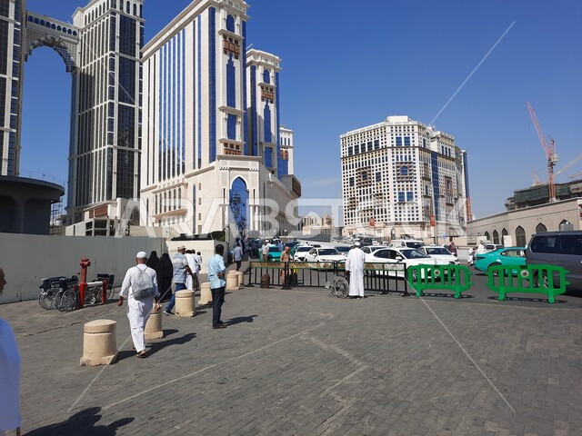 مواقف خاصة للسيارات في شارع إبراهيم الخليل، الفن الهندسي المعماري المتطور للأبراج والمباني السياحية، محطة مركبات لنقل الحجاج والمعتمرين إلى المسجد الحرام أمام مجمع جبل عمر في مكة المكرمة، فنادق ومنتجعات كونراد الفاخرة بالسعودية